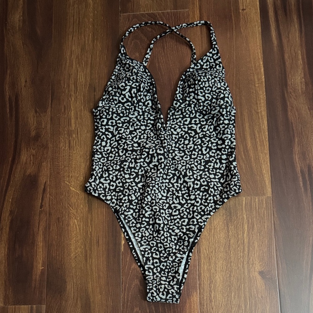 Cupshe Black and White Leopard One Piece Swimsuit size 4